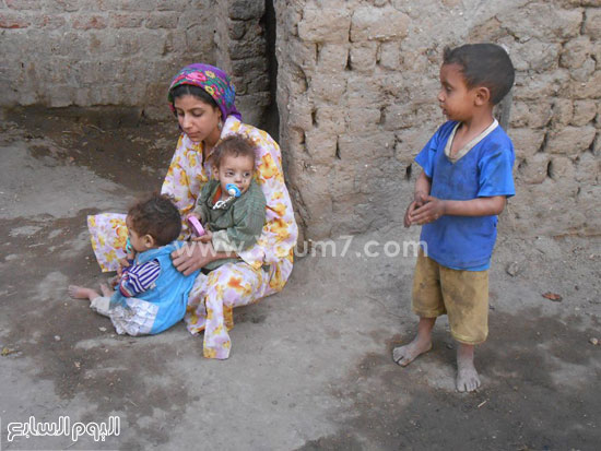أسرة يظهر عليها علامات الفقر الشديد -اليوم السابع -4 -2015