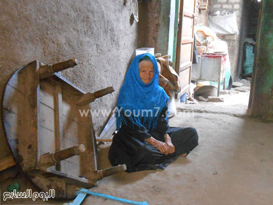 سيدة مسنة تجلس بجوار طبلية وعليها علامات الفقر -اليوم السابع -4 -2015