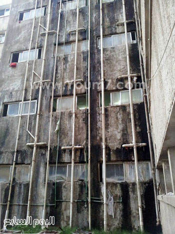 صورة خلفية لأحد مبانى المستشفى مشوهة بسبب مواسير الصرف الصحى -اليوم السابع -4 -2015