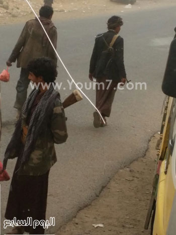 الأطفال الحوثيون يحملون الأسلحة فى النقاط الأمنية بين صنعاء وسيئون -اليوم السابع -4 -2015