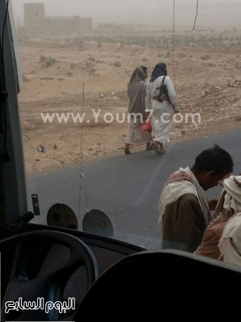 نقطة تفتيش للحوثيين على الطريق بين صنعاء وحضر موت -اليوم السابع -4 -2015