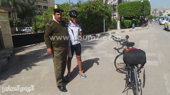  أمير مع أحد رجال الشرطة أمام المحافظة -اليوم السابع -4 -2015