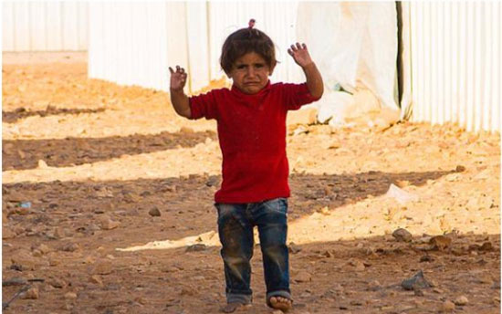 الطفلة ترفع يدها امام الكاميرا -اليوم السابع -4 -2015