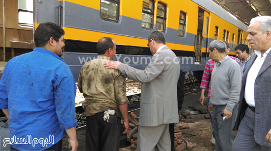	المهندس أحمد حامد يستمع لعمال ورش السكة الحديد -اليوم السابع -4 -2015