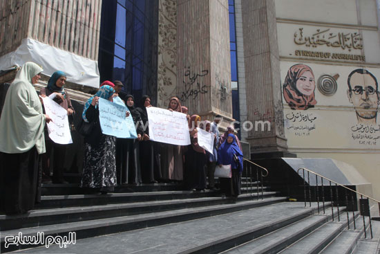 	المتظاهرون يؤكدون أن راتبهم 100 جنيه  -اليوم السابع -4 -2015