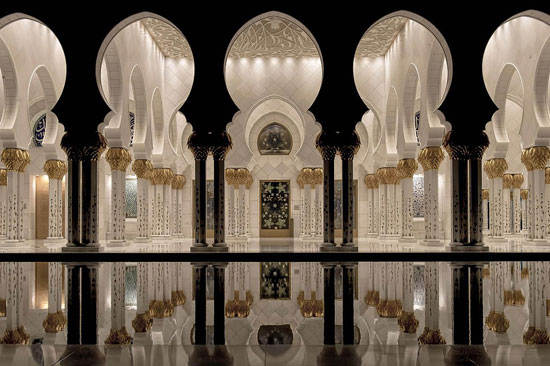 	الصحن الخارجى للمسجد بأعمدته الرخامية الرائعة وزخارفه الدقيقة -اليوم السابع -4 -2015