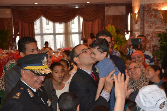 	تكريم طفل يتيم من قبل اللواء الأعصر -اليوم السابع -4 -2015