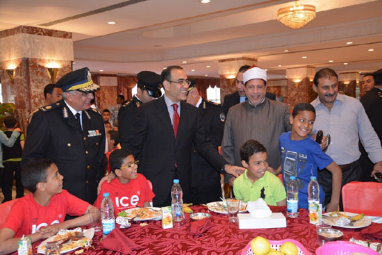 	صورة تذكارية مع الأطفال -اليوم السابع -4 -2015