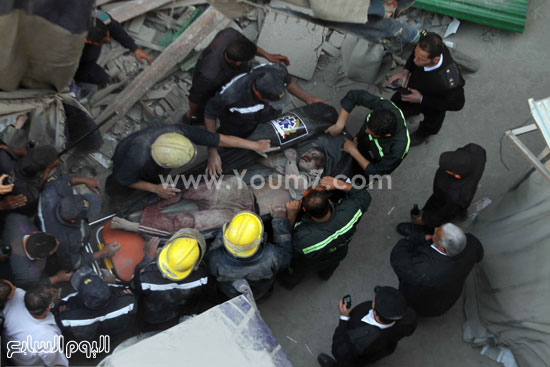  رجال الإسعاف يتسلمون الجثمان -اليوم السابع -4 -2015