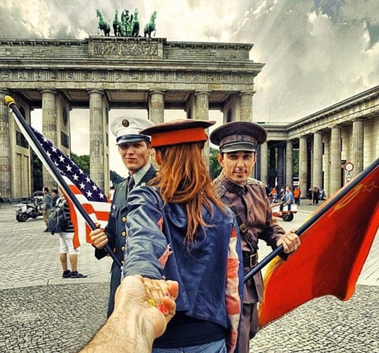 	الصورة الشهيرة لمصور روسى مع حبيبته عند بوابة براندنبورغ فى برلين -اليوم السابع -4 -2015