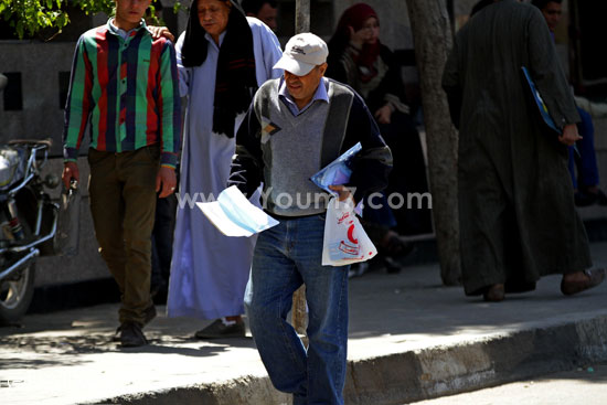  المرضى ينتظرون الشفاء أمام المستشفيات  -اليوم السابع -4 -2015