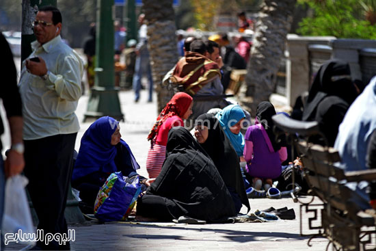 المرضى يفترشون الأرصفة أمام المستشفيات  -اليوم السابع -4 -2015