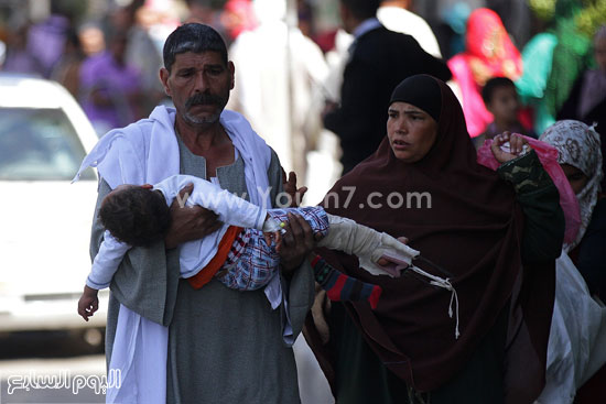  أب يحمل طفله المريض وينظر الشفاء -اليوم السابع -4 -2015