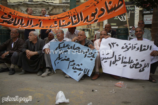 أصحاب المعاشات يرفعون لافتات بمطالبهم -اليوم السابع -4 -2015