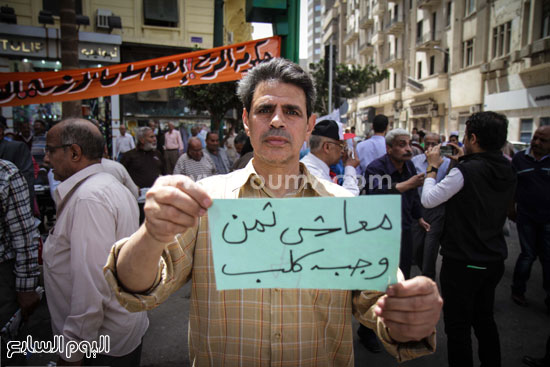لافتات لأصحاب المعاشات تلخص مطالبهم -اليوم السابع -4 -2015
