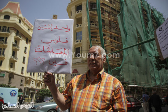 	أصحاب المعاشات يخاطبون التأمينات خلال التظاهرة -اليوم السابع -4 -2015