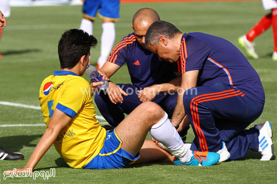	البعلى لاعب الإسماعيلى يتلقى العلاج أثناء المباراة -اليوم السابع -4 -2015