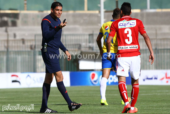 	إبراهيم نور الدين حكم المباراة يحذر مؤمن زكريا لاعب الأهلى -اليوم السابع -4 -2015