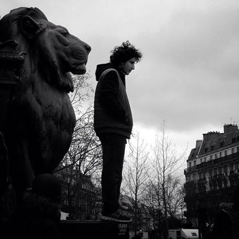 مواطن يلتقط صورة تذكارية بجوار أسد بلفور فى باريس  -اليوم السابع -4 -2015