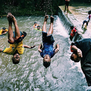 أطفال يقفذون فى نهر بماليزيا  -اليوم السابع -4 -2015