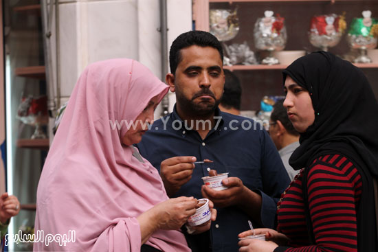  أسرة مصرية تتناول الأيس كريم ويظهر عليهم تأثير ارتفاع درجات الحرارة -اليوم السابع -4 -2015