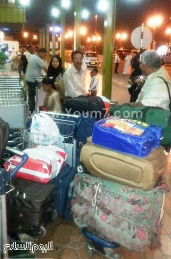 المصريون عند وصولهم خارج مطار صلالة -اليوم السابع -4 -2015