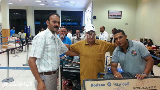 سامر سعيد مع بعض المصريين المغادرين -اليوم السابع -4 -2015