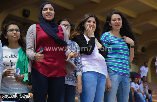 	الطالبات يتابعن تسابق السيارات الشمسية بمسابقة هندسة القاهرة -اليوم السابع -4 -2015