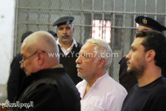 محافظ الشرقية المتهم بصحبة محاميه أمام المحكمة  -اليوم السابع -4 -2015