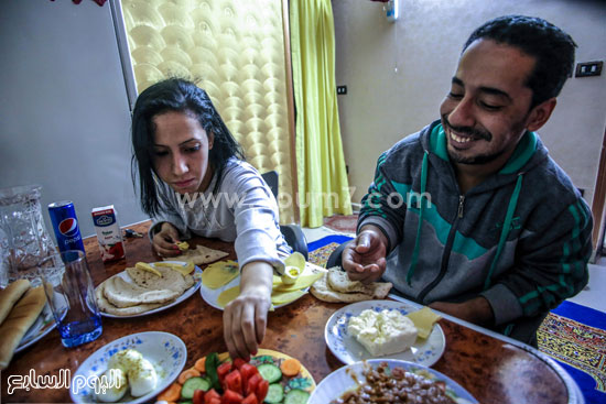 سارة وشقيقها يتناولان الإفطار سويا -اليوم السابع -4 -2015