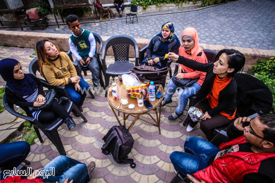 سارة أثناء اجتماعها مع فرقتها قبل العرض  -اليوم السابع -4 -2015