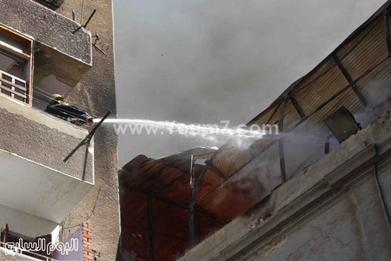 قوات الاطفاء تطلق المياة من عقار مقابل للمصنع -اليوم السابع -4 -2015
