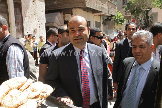  وزير التموين يتابع منظومة الخبز  -اليوم السابع -4 -2015