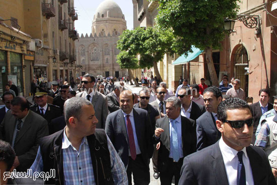 وزيرا التموين والآثار ومحافظ القاهرة خلال فعاليات تسليم المبنى -اليوم السابع -4 -2015