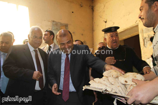 وزر التموين ومحافظ القاهرة داخل أحد المخابز -اليوم السابع -4 -2015