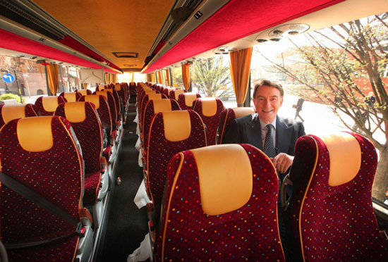 يوليو 2010 اللورد ماندلسون يجلس داخل حافلة 