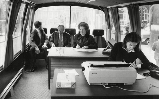 1983 رئيسة الوزراء مارجريت تاتشر على متن حافلة معركتها. -اليوم السابع -4 -2015