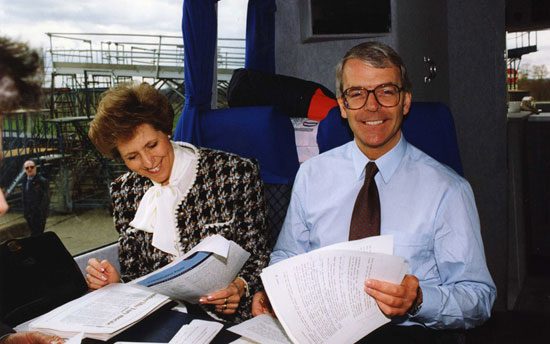 مارس 1992 جون ونورما على متن حافلة الانتخابات. -اليوم السابع -4 -2015