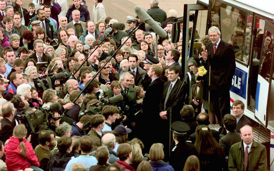 أبريل 1997 رئيس الوزراء جون ميجور وهو يخطب أمام حشد فى كارلايل. -اليوم السابع -4 -2015