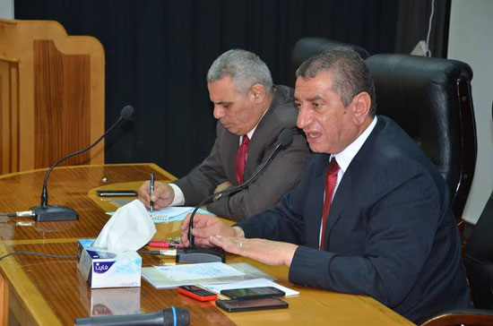 محافظ كفرالشيخ يجتمع بالقيادات التنفيذية  (2)