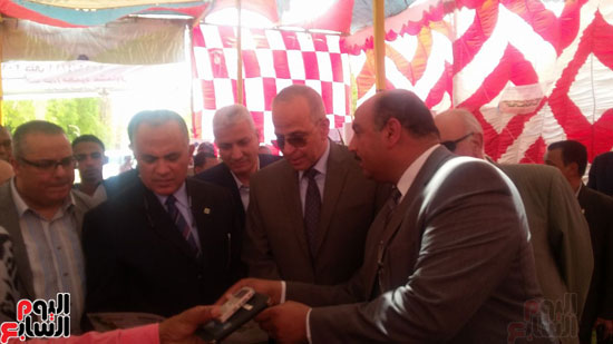 الدكتور محمد عبد العاطى واللواء محمود عشماوى محافظ الوادى الجديد (3)