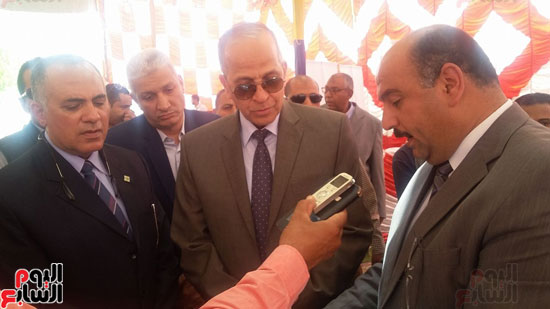الدكتور محمد عبد العاطى واللواء محمود عشماوى محافظ الوادى الجديد (4)