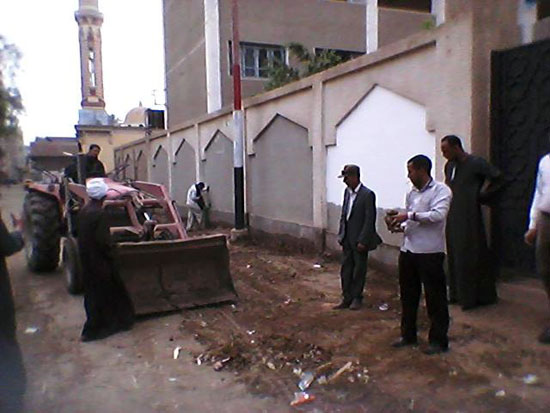 تركيب 250 كشاف إنارة فى شوارع وطرق قرية المدمر بمحافظة سوهاج (2)