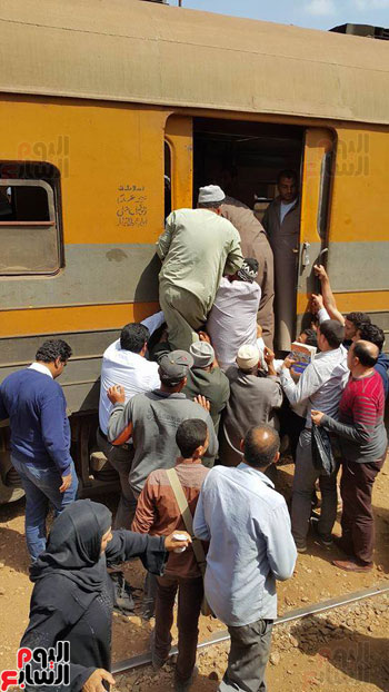 سقوط-عدد-من-المواطنين-أسفل-قطار-كفر-الشيخ-دون-إصابات-(1)