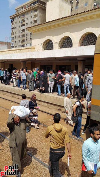 سقوط-عدد-من-المواطنين-أسفل-قطار-كفر-الشيخ-دون-إصابات-(2)