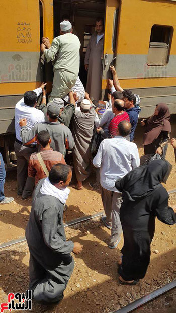 سقوط-عدد-من-المواطنين-أسفل-قطار-كفر-الشيخ-دون-إصابات-(3)