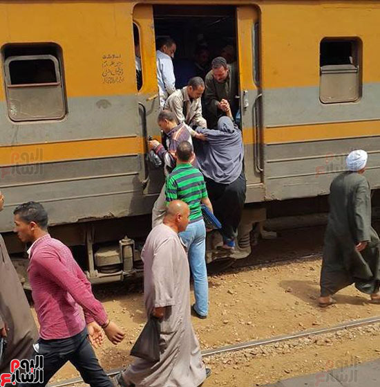 سقوط-عدد-من-المواطنين-أسفل-قطار-كفر-الشيخ-دون-إصابات-(5)