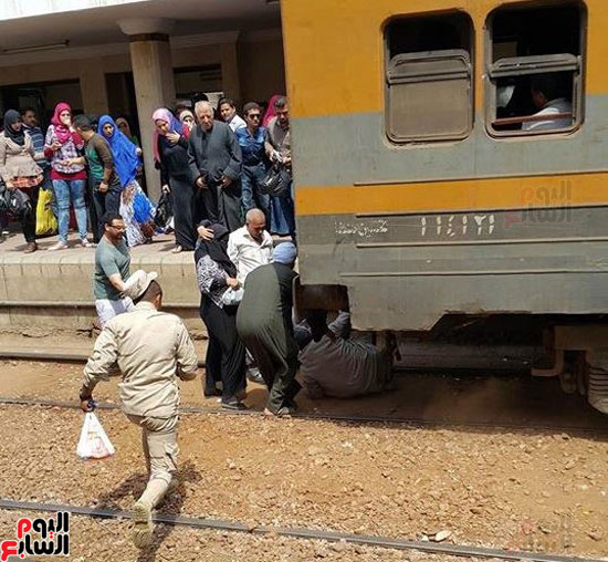 سقوط-عدد-من-المواطنين-أسفل-قطار-كفر-الشيخ-دون-إصابات-(6)