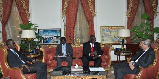وزير التربية والتعليم خلال لقاءه سفير جنوب السودان (3)