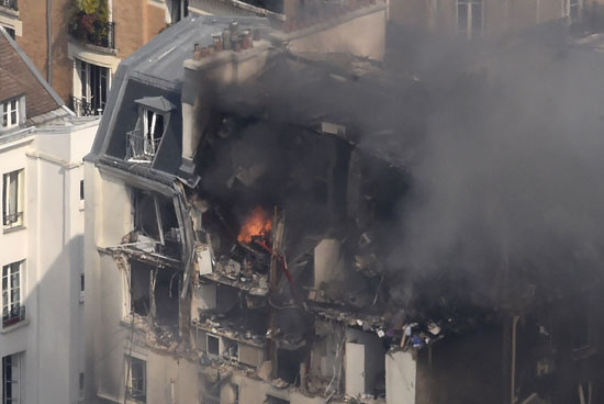 إصابة 5 أشخاص فى انفجار خط غاز باريس (5)